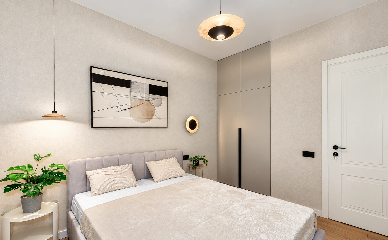 ნათელი საძინებელი ჩაშენებული კარადით, დეკორატიული ნახატითა და სანათებით